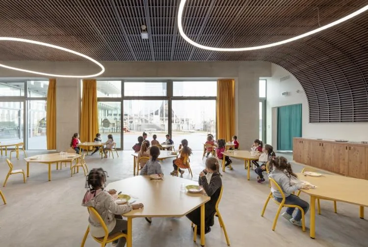 BIM Architecture | Antoine de Ruffi, Marseille Mineral Primary School, with a sculptural exterior that hides warmth and comfort beneath