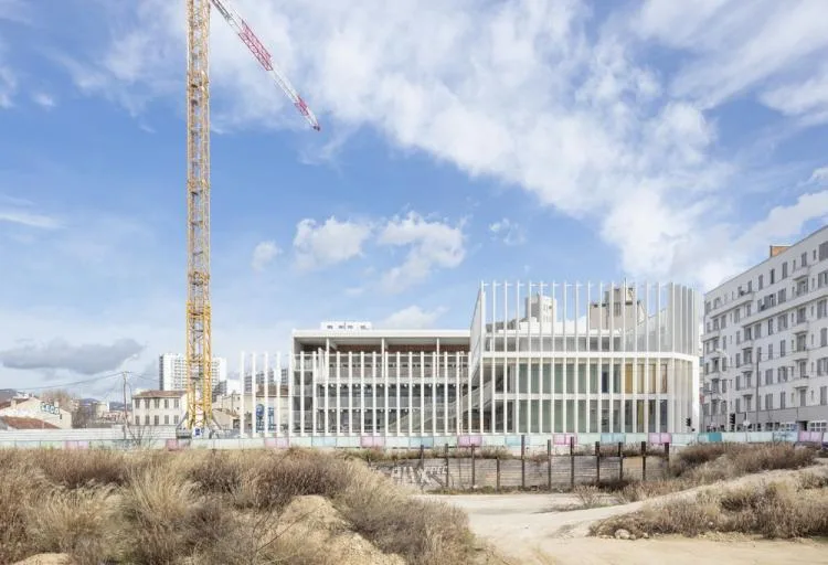 BIM Architecture | Antoine de Ruffi, Marseille Mineral Primary School, with a sculptural exterior that hides warmth and comfort beneath