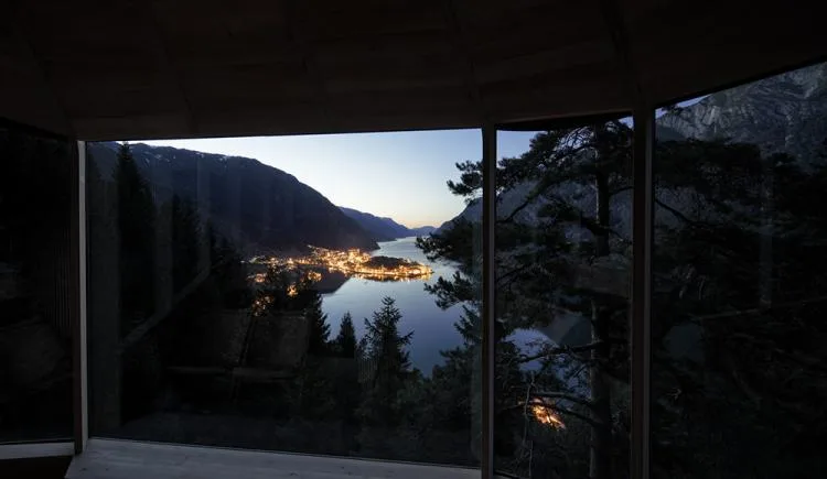 BIM Architecture | Norwegian 'Bird's Nest' style hut, supported by a tree trunk for a 15 ㎡ space/Helen& Hard