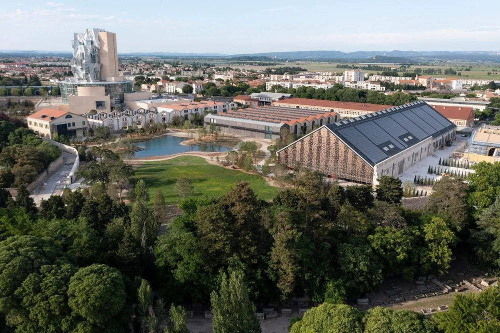 BIM Architecture | Frank Gehry's New Work Unveils: A New Landmark with Stainless Steel Cladding