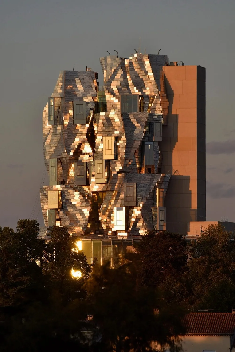 BIM Architecture | Frank Gehry's New Work Unveils: A New Landmark with Stainless Steel Cladding
