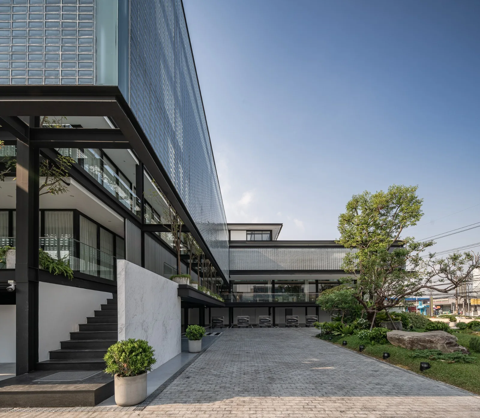 BIM Architecture | Beauty Clinic Built with Glass Bricks/Sute Architect