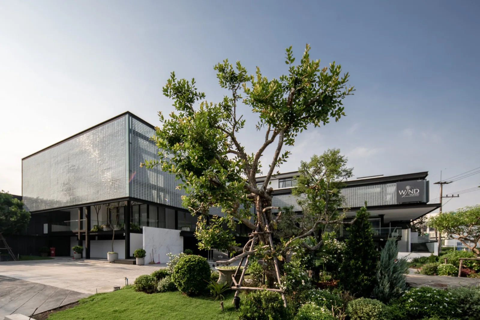 BIM Architecture | Beauty Clinic Built with Glass Bricks/Sute Architect