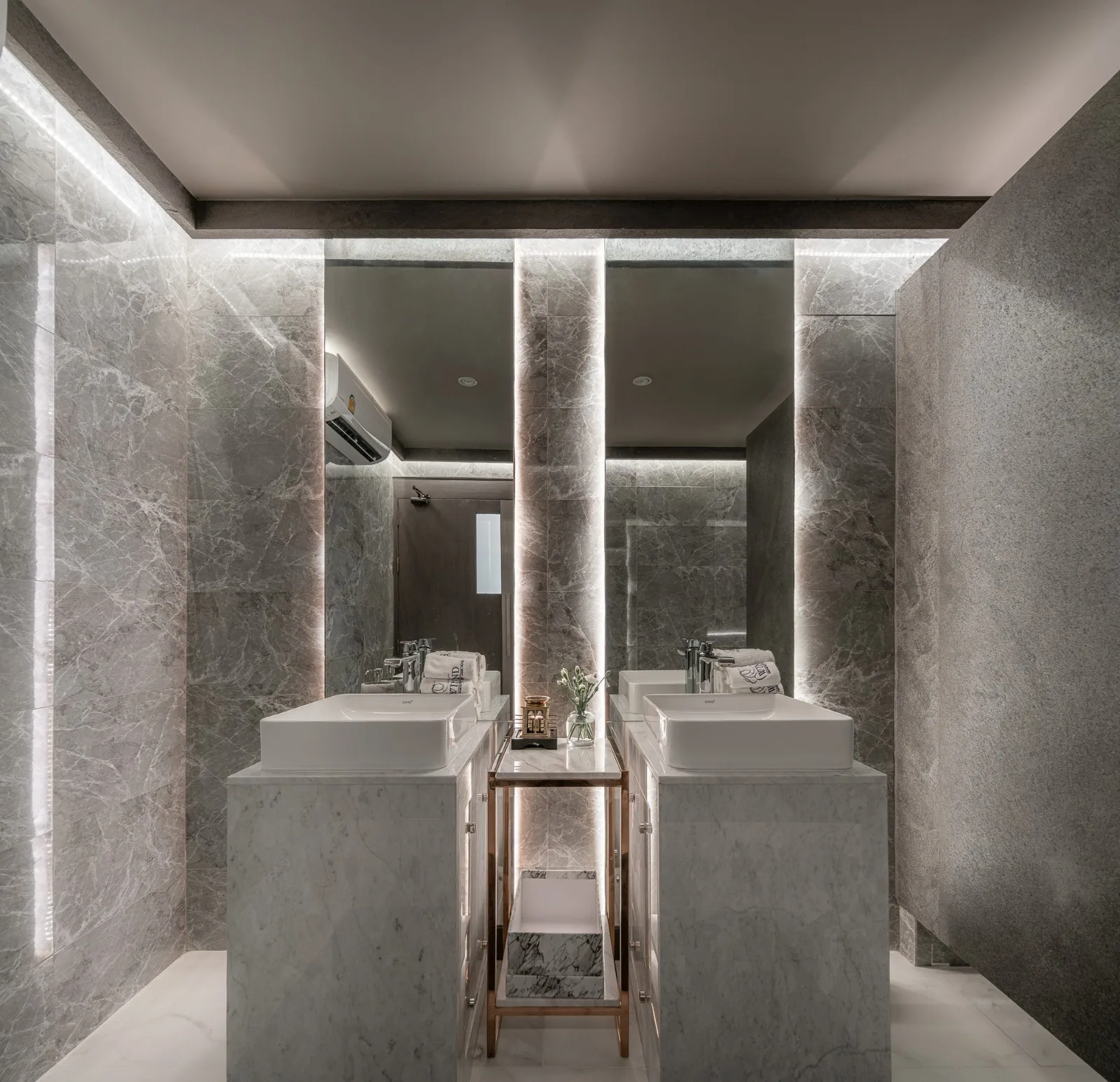 BIM Architecture | Beauty Clinic Built with Glass Bricks/Sute Architect