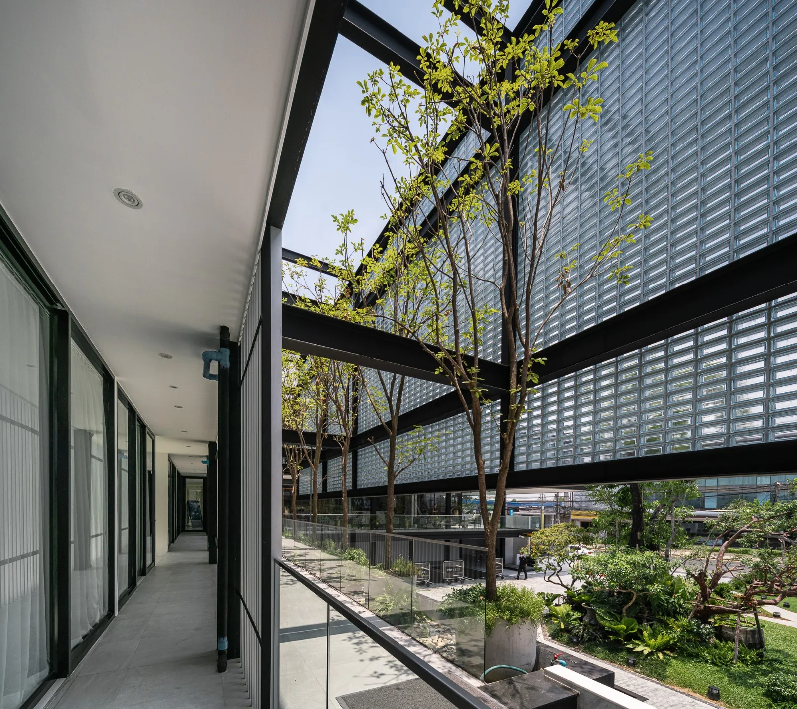 BIM Architecture | Beauty Clinic Built with Glass Bricks/Sute Architect