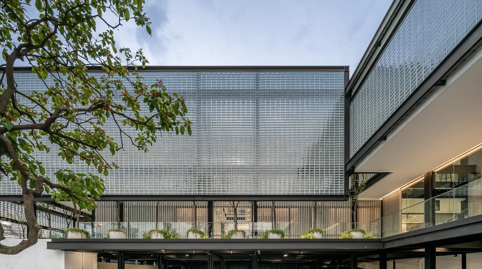 BIM Architecture | Beauty Clinic Built with Glass Bricks/Sute Architect