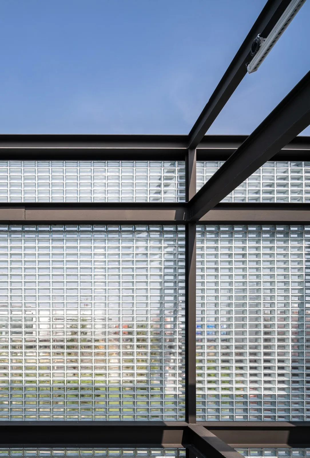 BIM Architecture | Beauty Clinic Built with Glass Bricks/Sute Architect