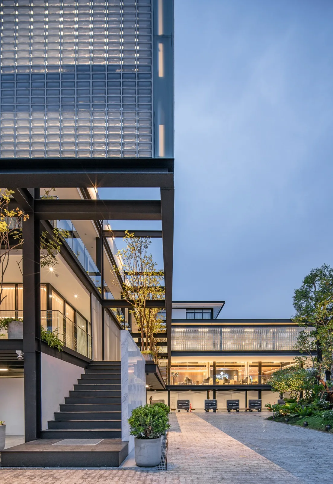 BIM Architecture | Beauty Clinic Built with Glass Bricks/Sute Architect