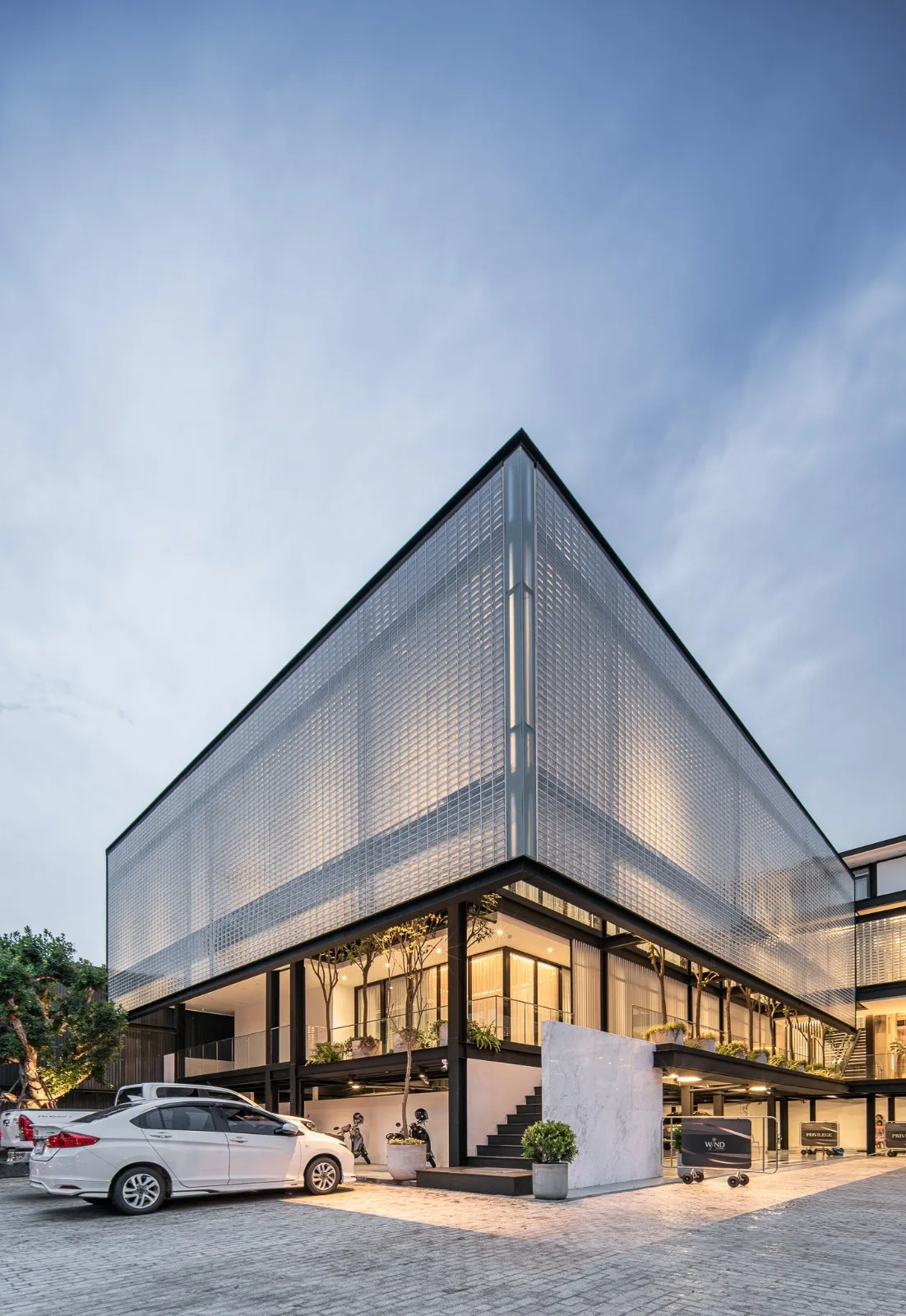 BIM Architecture | Beauty Clinic Built with Glass Bricks/Sute Architect