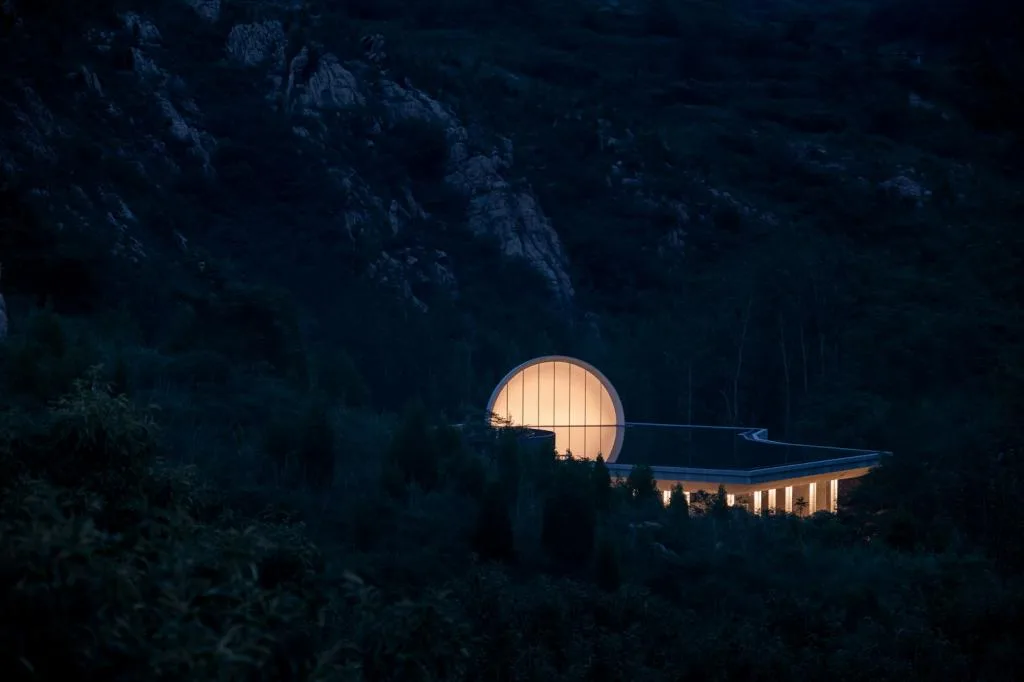BIM Architecture | Ultimate Nostalgia - Tai'an Jiunvfeng "Moon of Hometown" Ceremony Hall/Blue Architecture