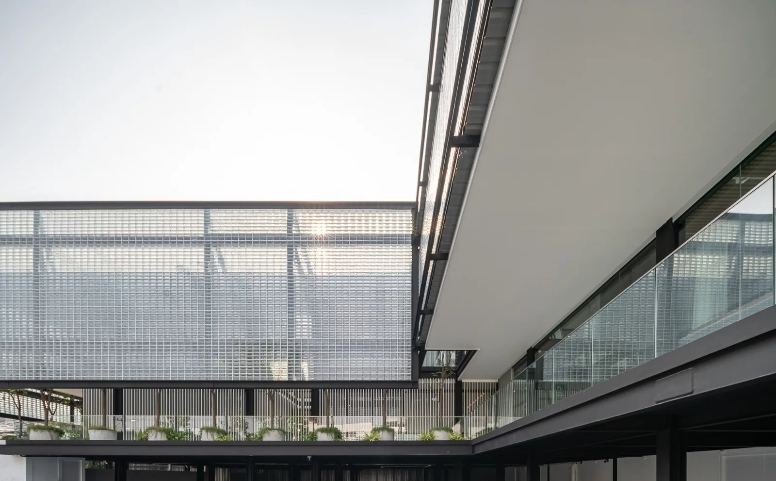 BIM Architecture | Beauty Clinic Built with Glass Bricks/Sute Architect
