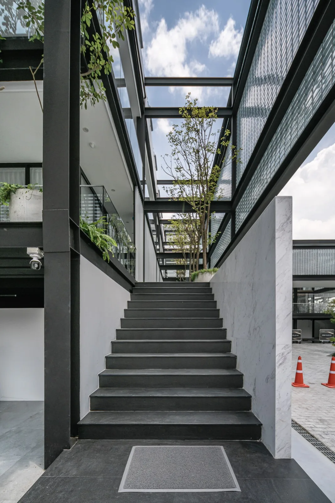 BIM Architecture | Beauty Clinic Built with Glass Bricks/Sute Architect