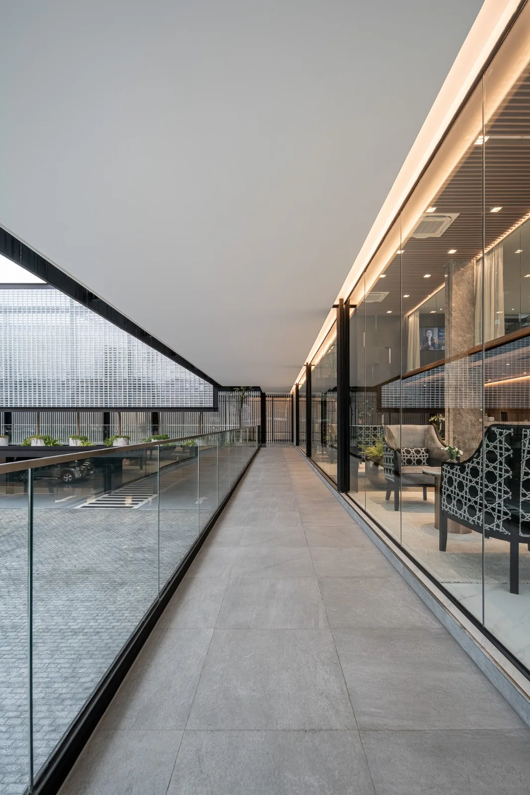 BIM Architecture | Beauty Clinic Built with Glass Bricks/Sute Architect