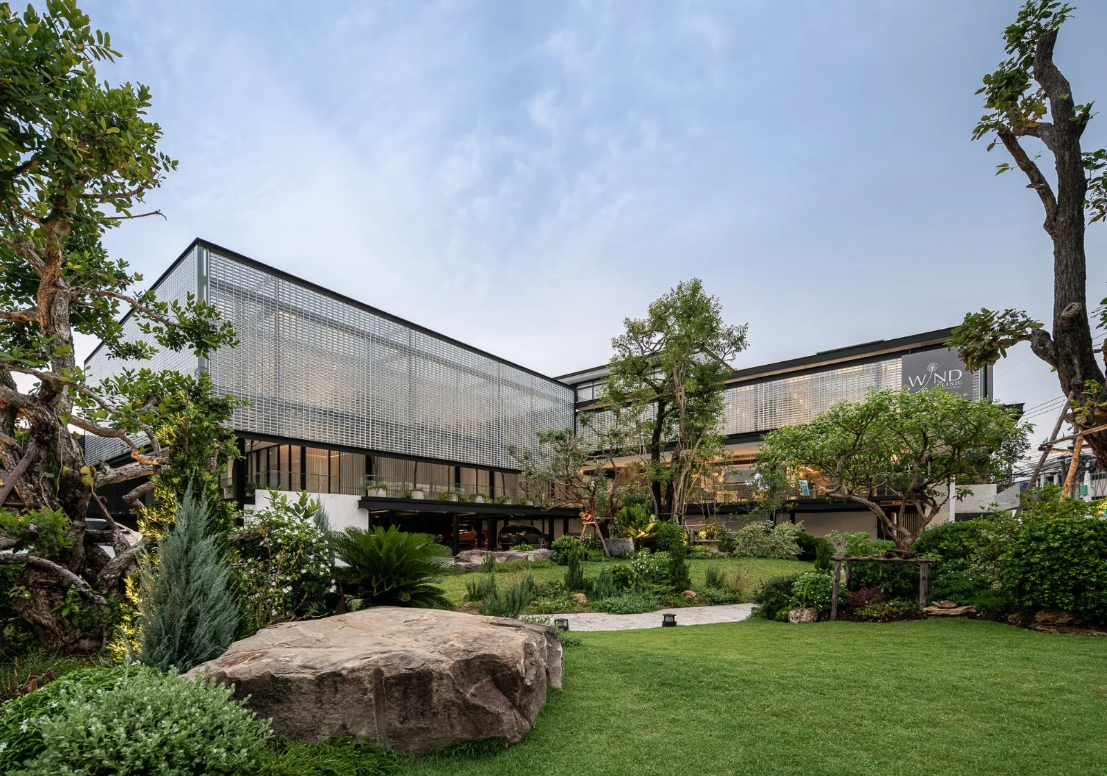 BIM Architecture | Beauty Clinic Built with Glass Bricks/Sute Architect