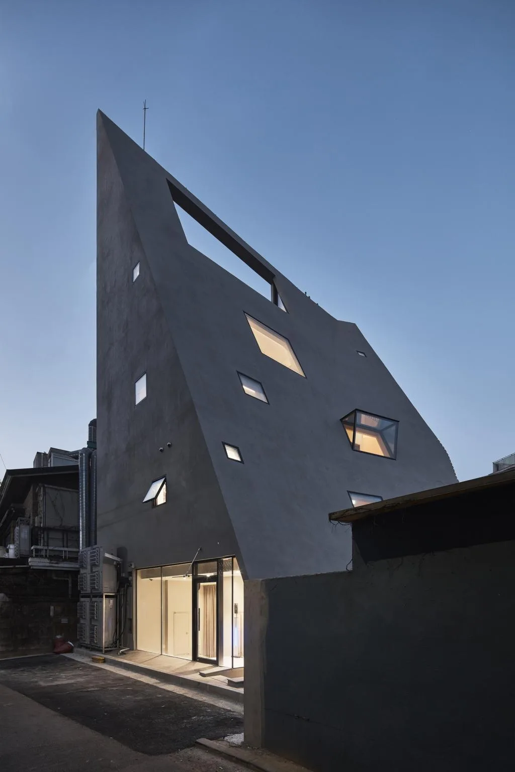 BIM Architecture | Diagonal Pyramid Concrete Building, Areuke Spa/Chiasmus Partners