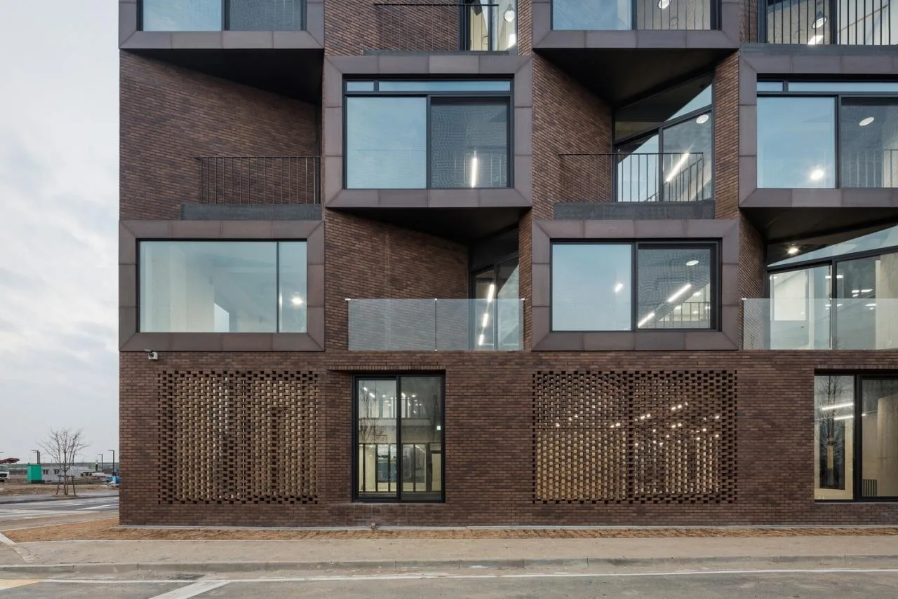 BIM Architecture | 'Do you want to dance?' Messy office building/poly.m.ur