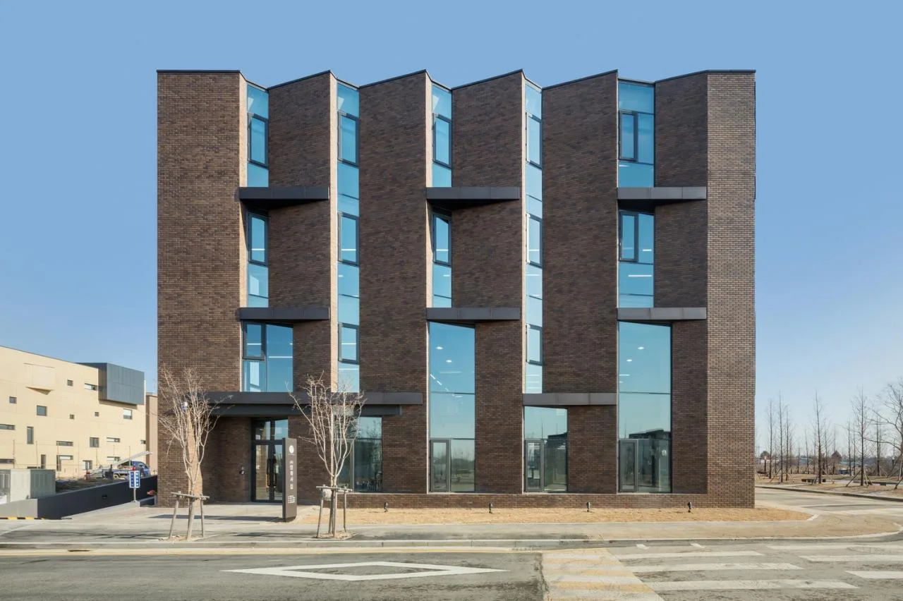 BIM Architecture | 'Do you want to dance?' Messy office building/poly.m.ur