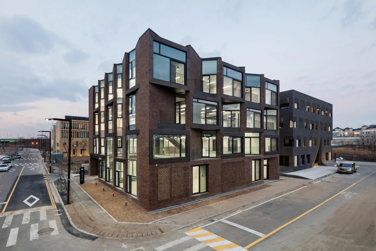 BIM Architecture | 'Do you want to dance?' Messy office building/poly.m.ur