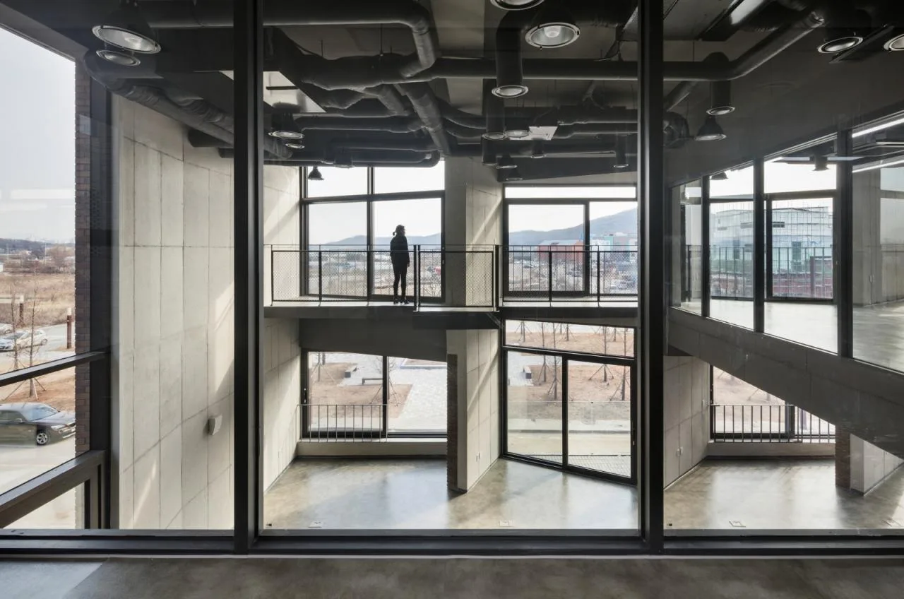 BIM Architecture | 'Do you want to dance?' Messy office building/poly.m.ur