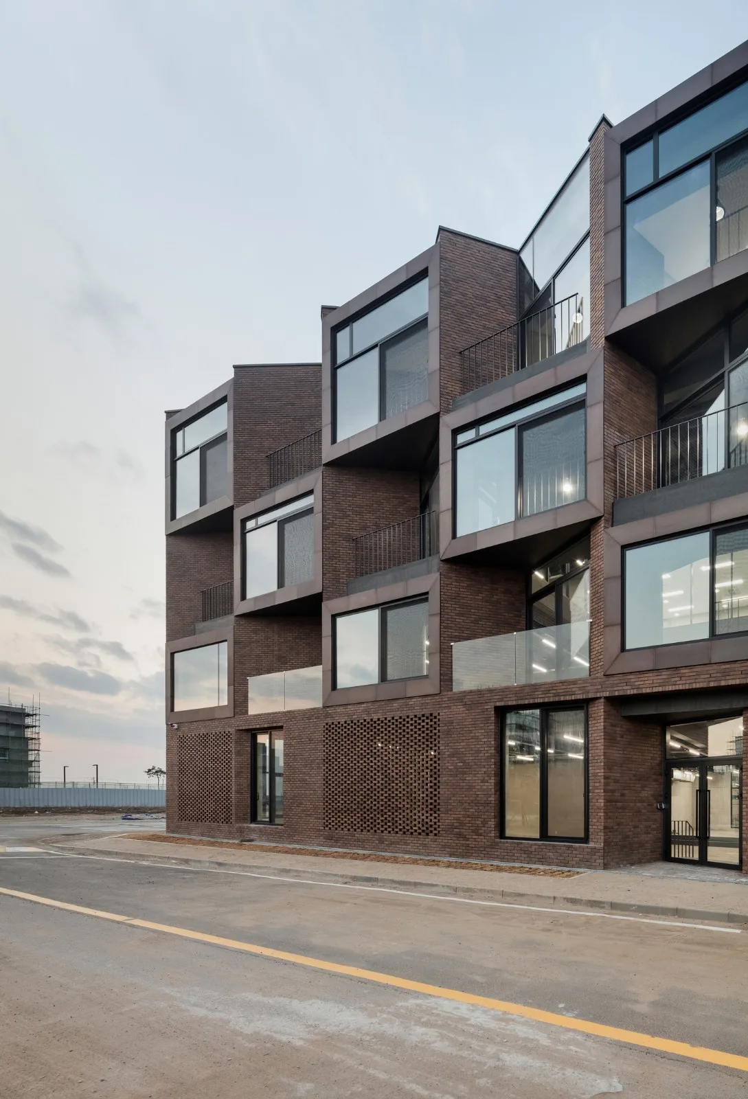 BIM Architecture | 'Do you want to dance?' Messy office building/poly.m.ur