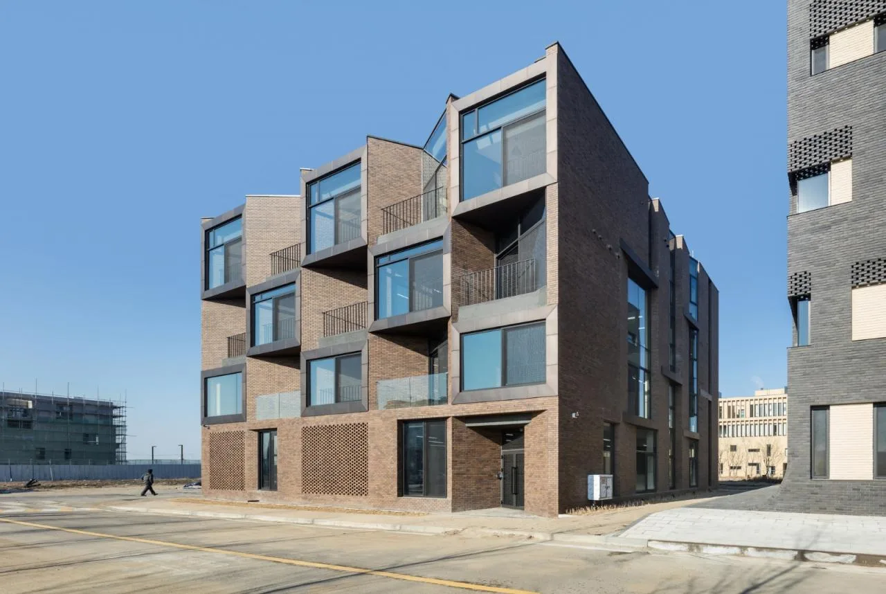 BIM Architecture | 'Do you want to dance?' Messy office building/poly.m.ur
