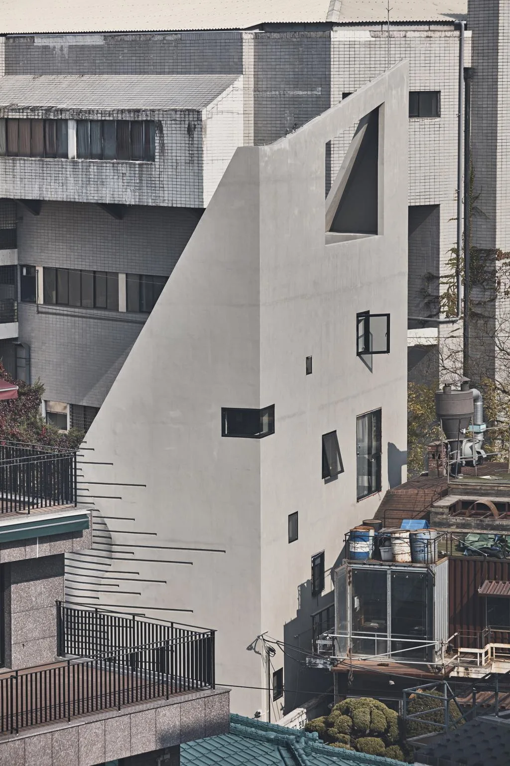 BIM Architecture | Diagonal Pyramid Concrete Building, Areuke Spa/Chiasmus Partners
