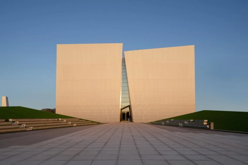 BIM Architecture | Avenue Non Form - Architecture Without Style Constraints/AOE Construction Team's Architectural Practice Path