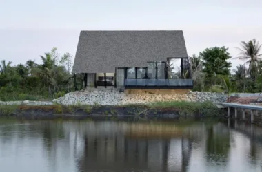 BIM Architecture: Triangle House - A Private Backyard Residence by TOUCH Architect-BIM WORLD