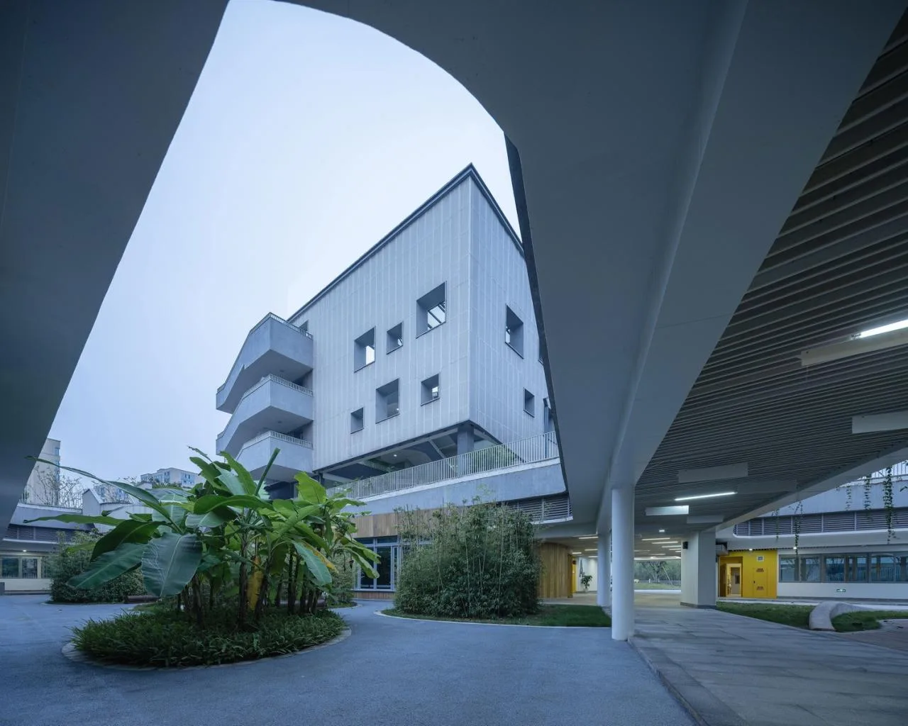 BIM Architecture | Chongqing Liangjiang People's Primary School: Brave Adventure in Nature/Gad