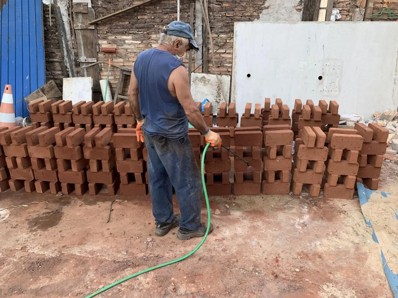 BIM Architecture | Handmade pressed brick and wood construction for self owned houses/Equipo de Arquitectura