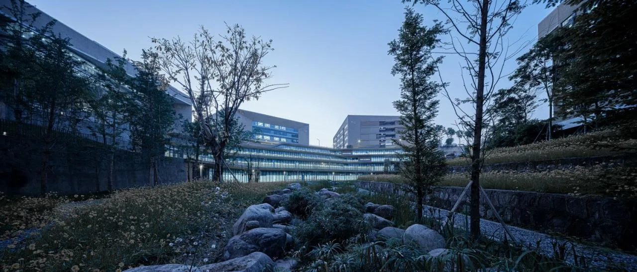 BIM Architecture | Southwest University Affiliated Middle School Liangjiang Campus: Disappearing High Density Campus/Gad