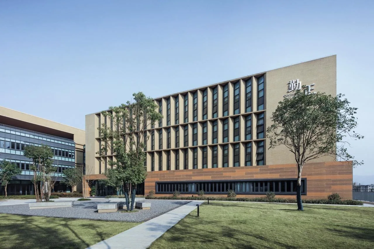 BIM Architecture | Southwest University Affiliated Middle School Liangjiang Campus: Disappearing High Density Campus/Gad