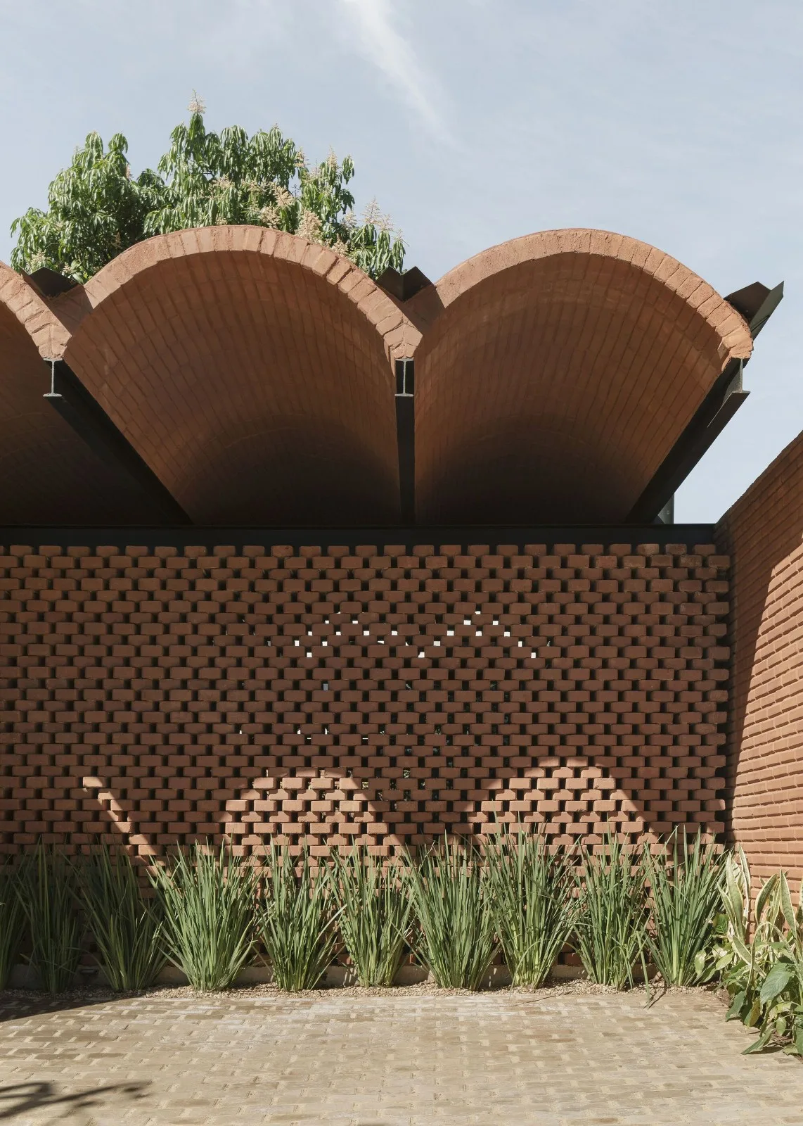 BIM Architecture | Handmade pressed brick and wood construction for self owned houses/Equipo de Arquitectura