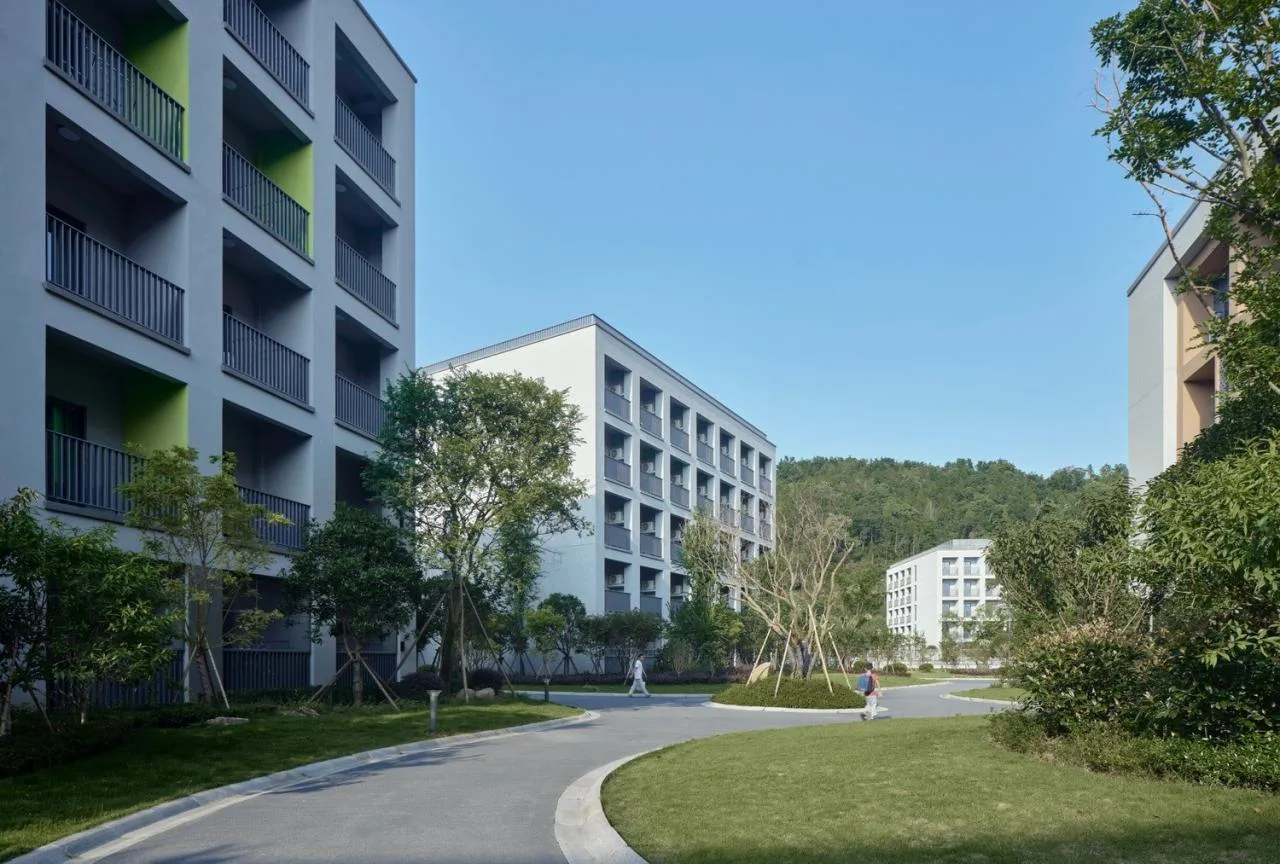 BIM Architecture | Asking Under the Tree, Building Gardens in the Mountains - Yueqing Jingshan Public School/Zhejiang University Architectural Design and Research Institute Co., Ltd