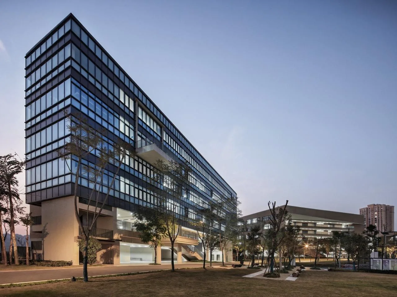 BIM Architecture | Southwest University Affiliated Middle School Liangjiang Campus: Disappearing High Density Campus/Gad