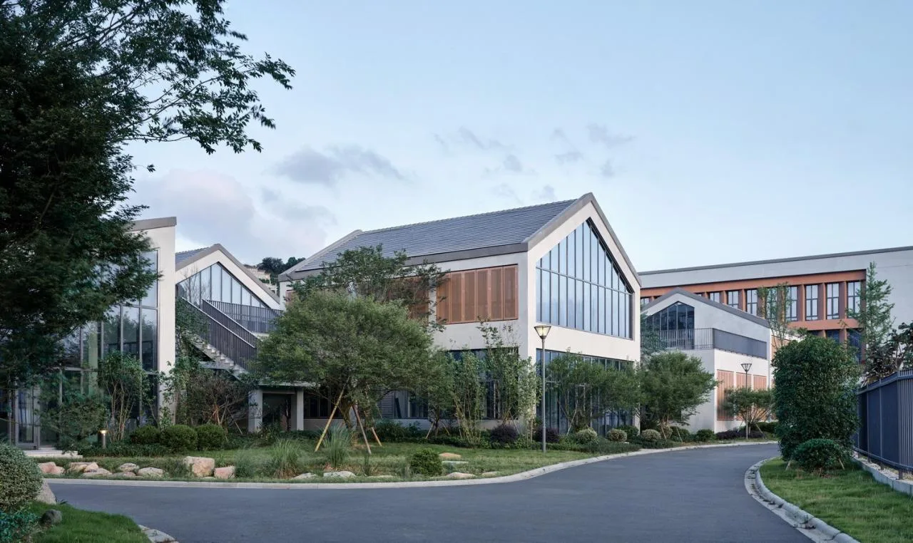 BIM Architecture | Asking Under the Tree, Building Gardens in the Mountains - Yueqing Jingshan Public School/Zhejiang University Architectural Design and Research Institute Co., Ltd