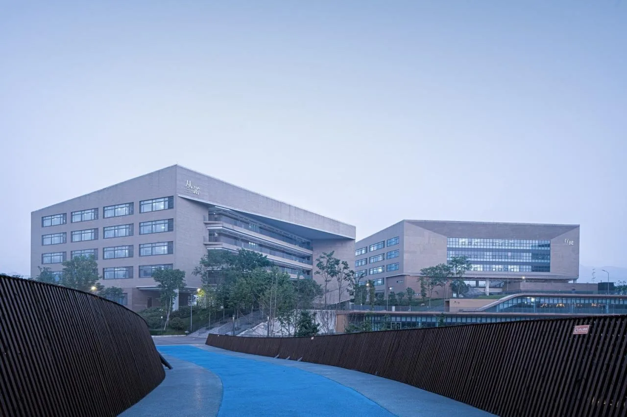 BIM Architecture | Southwest University Affiliated Middle School Liangjiang Campus: Disappearing High Density Campus/Gad