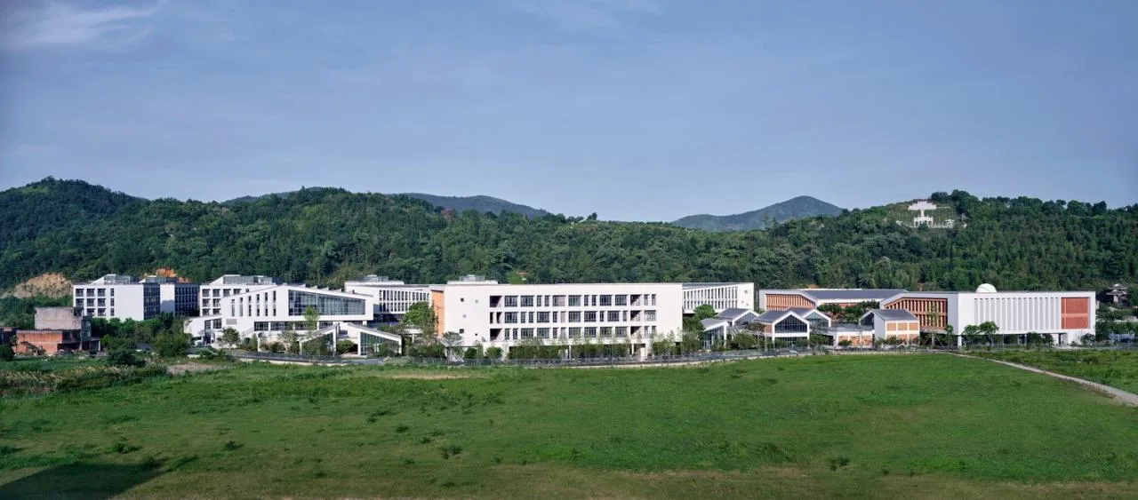 BIM Architecture | Asking Under the Tree, Building Gardens in the Mountains - Yueqing Jingshan Public School/Zhejiang University Architectural Design and Research Institute Co., Ltd