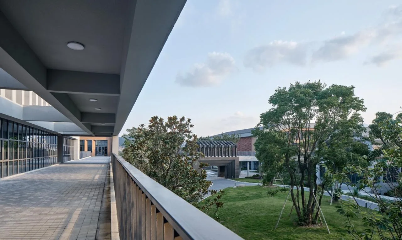 BIM Architecture | Asking Under the Tree, Building Gardens in the Mountains - Yueqing Jingshan Public School/Zhejiang University Architectural Design and Research Institute Co., Ltd