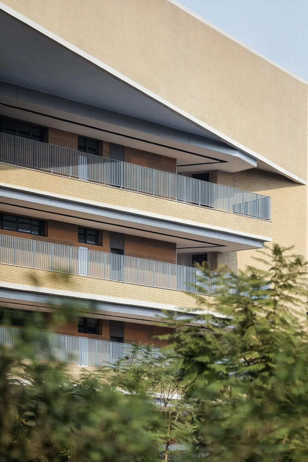 BIM Architecture | Southwest University Affiliated Middle School Liangjiang Campus: Disappearing High Density Campus/Gad
