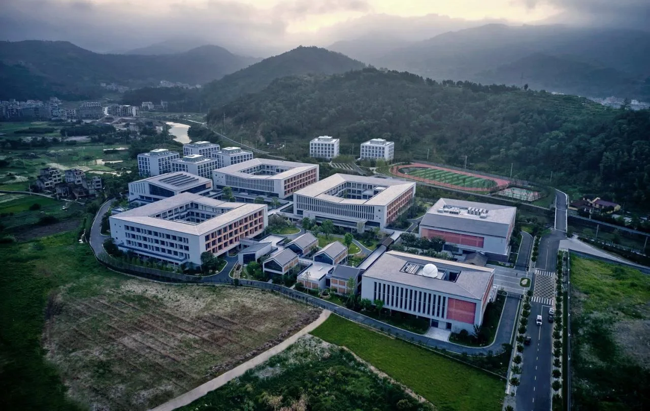 BIM Architecture | Asking Under the Tree, Building Gardens in the Mountains - Yueqing Jingshan Public School/Zhejiang University Architectural Design and Research Institute Co., Ltd