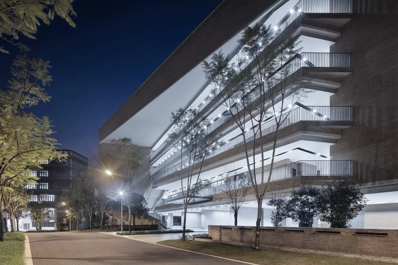 BIM Architecture | Southwest University Affiliated Middle School Liangjiang Campus: Disappearing High Density Campus/Gad