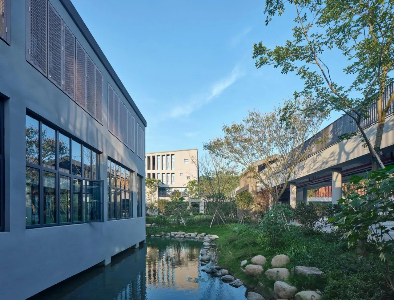 BIM Architecture | Asking Under the Tree, Building Gardens in the Mountains - Yueqing Jingshan Public School/Zhejiang University Architectural Design and Research Institute Co., Ltd