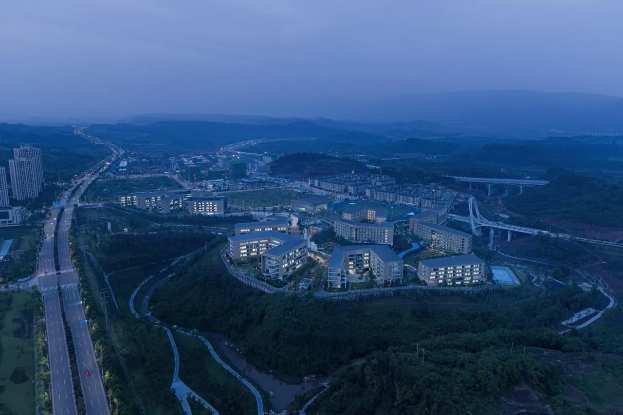 BIM Architecture | Southwest University Affiliated Middle School Liangjiang Campus: Disappearing High Density Campus/Gad