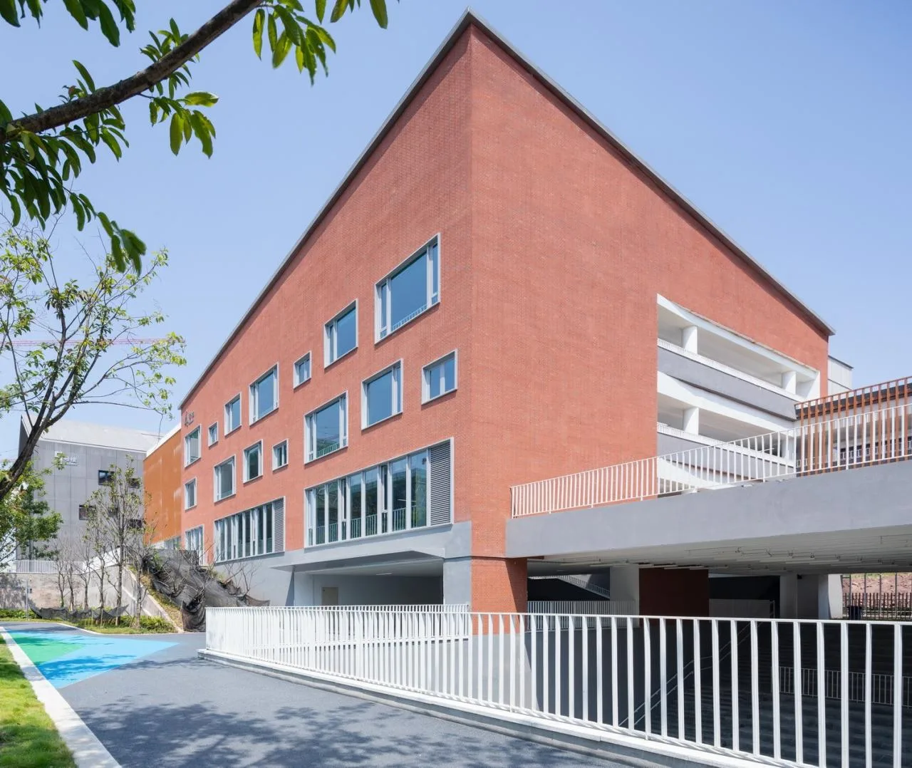 BIM Architecture | Chongqing Liangjiang People's Primary School: Brave Adventure in Nature/Gad
