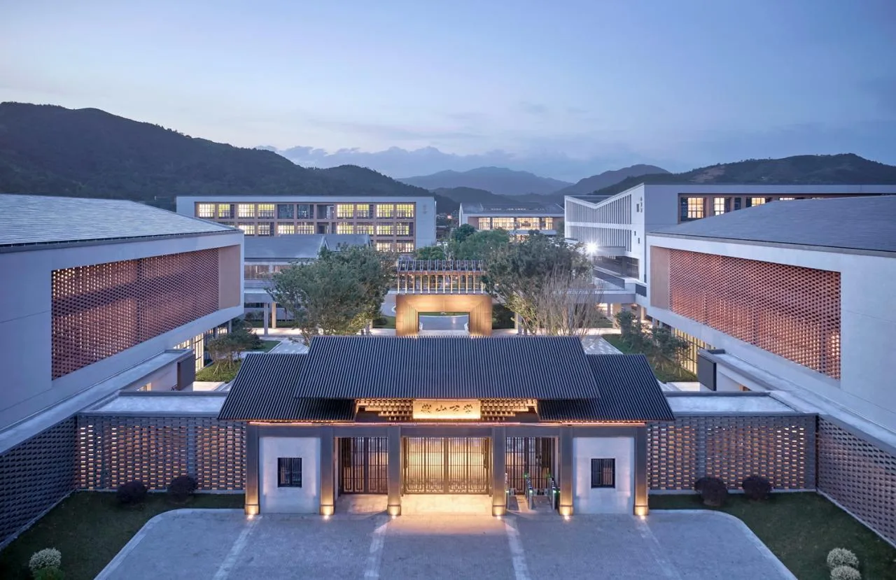 BIM Architecture | Asking Under the Tree, Building Gardens in the Mountains - Yueqing Jingshan Public School/Zhejiang University Architectural Design and Research Institute Co., Ltd