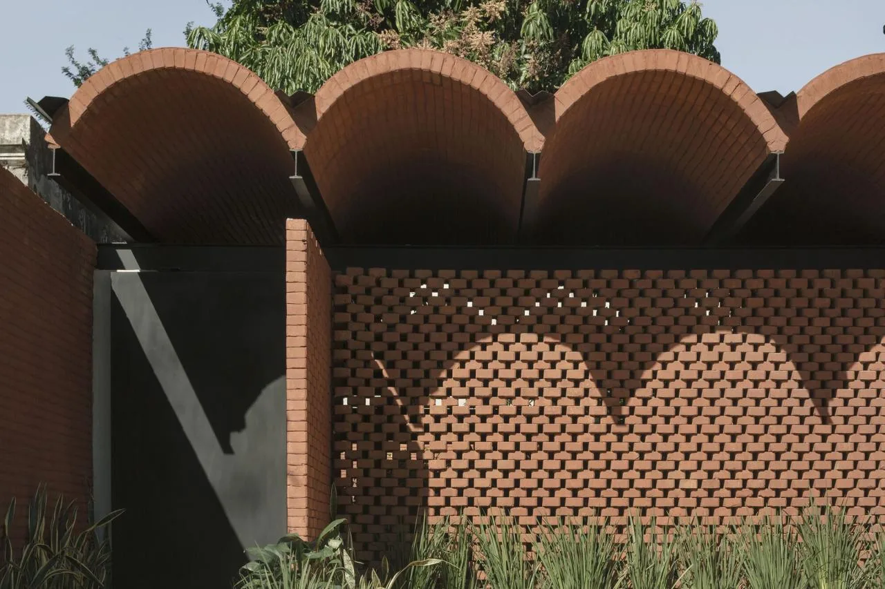 BIM Architecture | Handmade pressed brick and wood construction for self owned houses/Equipo de Arquitectura