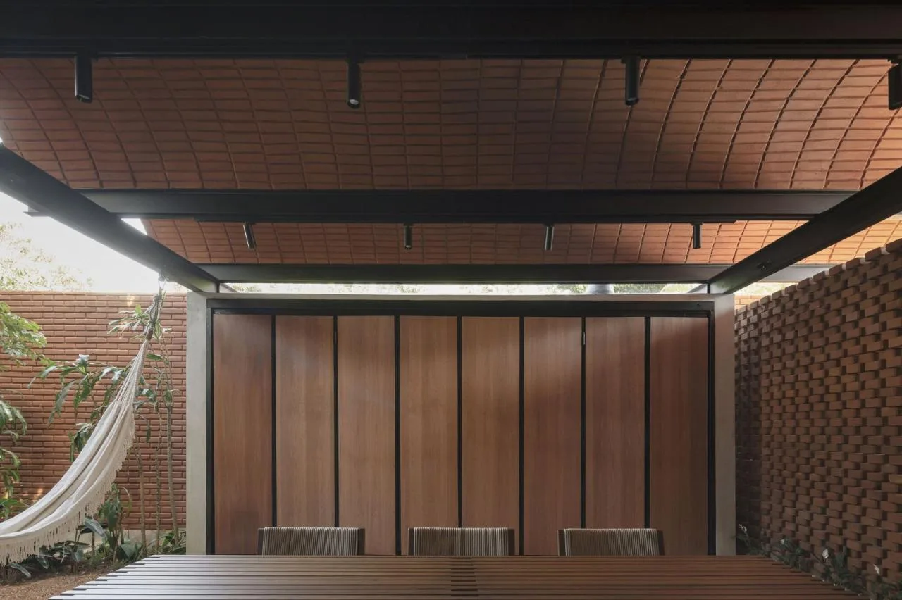 BIM Architecture | Handmade pressed brick and wood construction for self owned houses/Equipo de Arquitectura