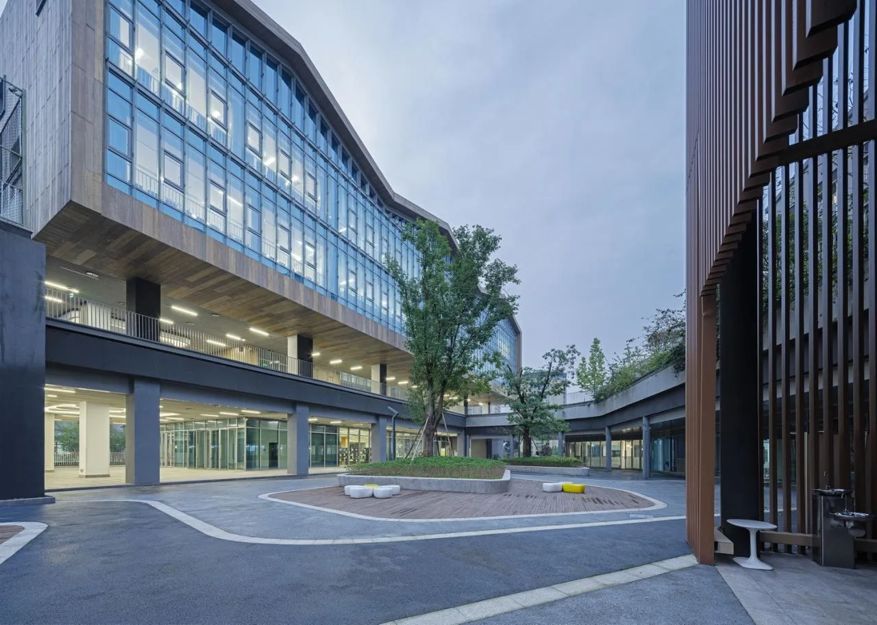 BIM Architecture | Chongqing Liangjiang People's Primary School: Brave Adventure in Nature/Gad