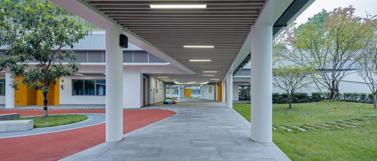 BIM Architecture | Chongqing Liangjiang People's Primary School: Brave Adventure in Nature/Gad